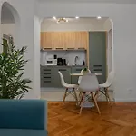 Апартаменти Ultracentral Metro Steps 2 Bdrm