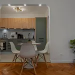 Ultracentral Metro Steps 2 Bdrm Апартаменти