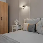 Апартаменти Ultracentral Metro Steps 2 Bdrm