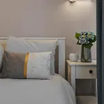 Ultracentral Metro Steps 2 Bdrm