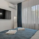 Апартаменти Ultracentral Metro Steps 2 Bdrm *