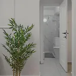 Апартаменти Ultracentral Metro Steps 2 Bdrm Бухарест
