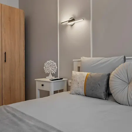 Апартаменты Ultracentral Metro Steps 2 Bdrm