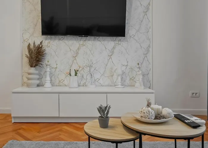 Ultracentral Metro Steps 2 Bdrm *