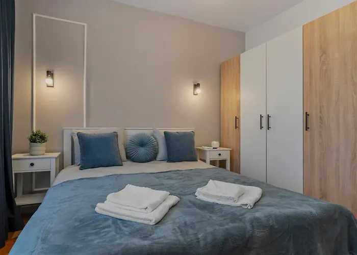 Apartment Ultracentral Metro Steps 2 Bdrm *