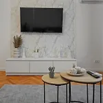 Ultracentral Metro Steps 2 Bdrm *