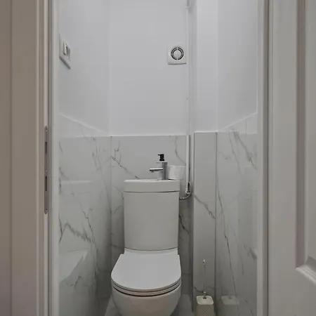 Ultracentral Metro Steps 2 Bdrm Bukarest
