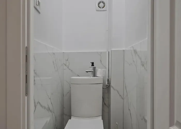Ultracentral Metro Steps 2 Bdrm Bucarest